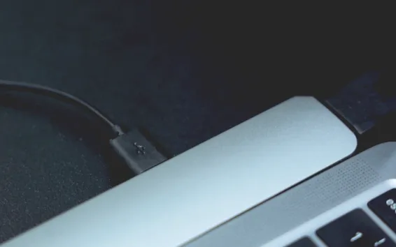 パソコンのUSBポートにMEGA-AUのUSBケーブルを差し込みます。