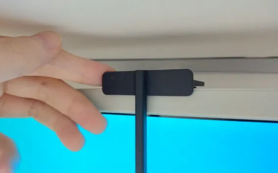 MEGA-AUのおさえ部分を液晶フレームの上部に引っ掛けて固定します。